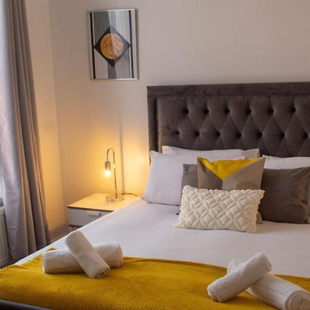 Shm Stays Hs2 Workers Great For Long Term Stays & Short Stays, 15 Min Drive To City Centre & Airport 2 Min Walk To Shops And Train Station Birmingham Eksteriør bilde