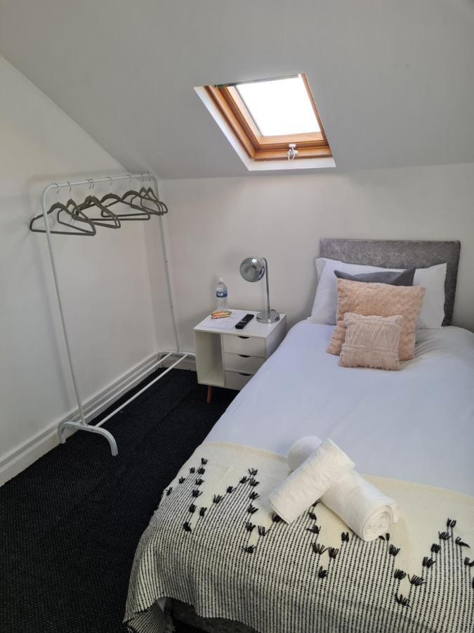 Shm Stays Hs2 Workers Great For Long Term Stays & Short Stays, 15 Min Drive To City Centre & Airport 2 Min Walk To Shops And Train Station Birmingham Eksteriør bilde